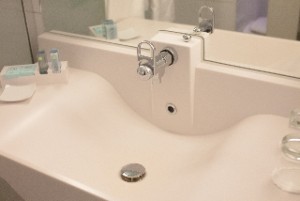 洗面台の排水管のつまり解消の技に使うのはストローと液体パイプクリーナー